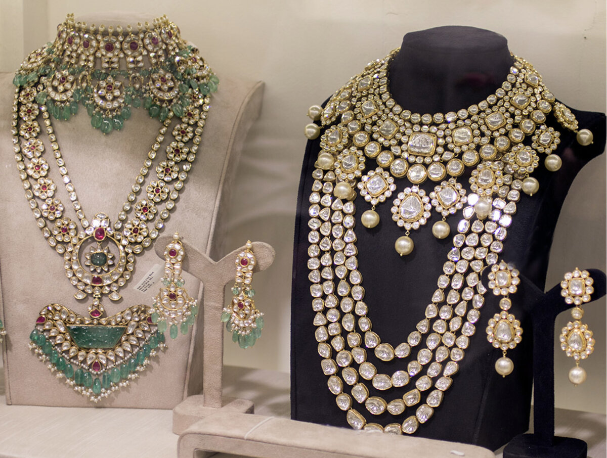 Колье от Ghatiwalla Jewellers: слева - алмазы, изумруды, рубины, жемчуг, перламутр. Справа - жемчуг, перламутр и алмазы.