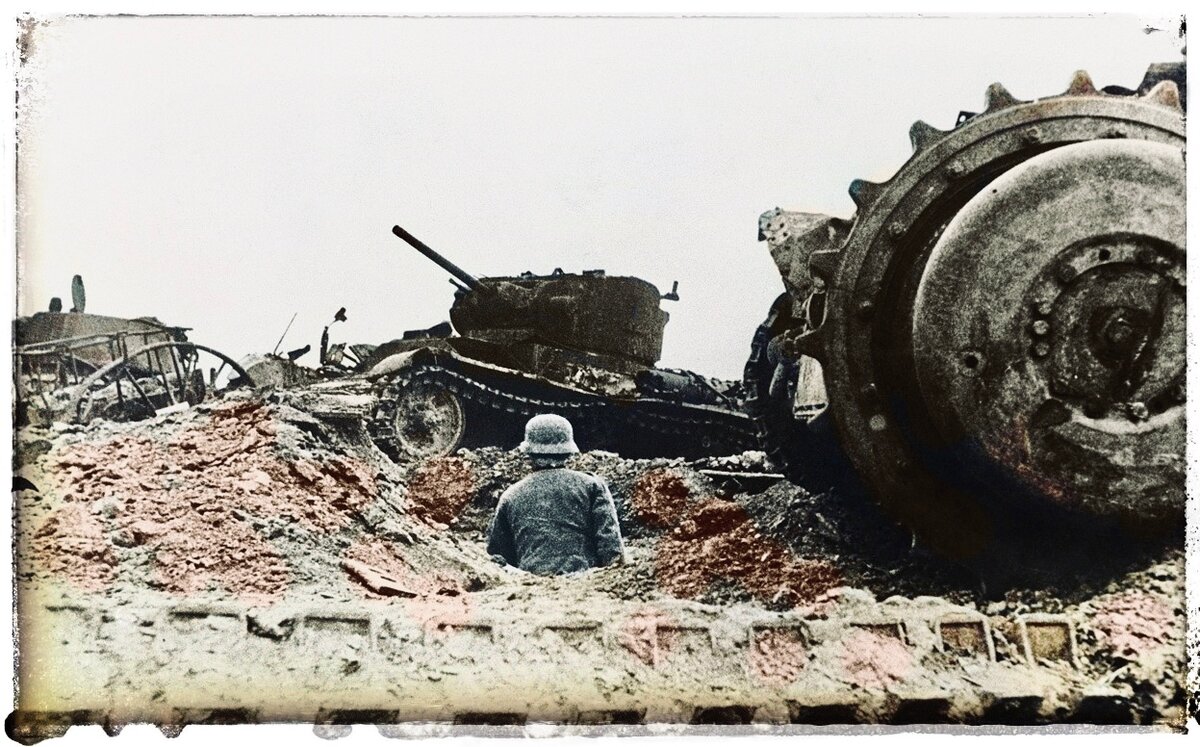 Танковое кладбище, организованное немцами в оккупированном Ржеве. На кладбище находилось около 2 тысяч танков в различном состоянии. Перед немецким солдатом советский танк английского производства «Валентайн» (Mk.III Valentine), слева — тяжелый танк КВ-1.