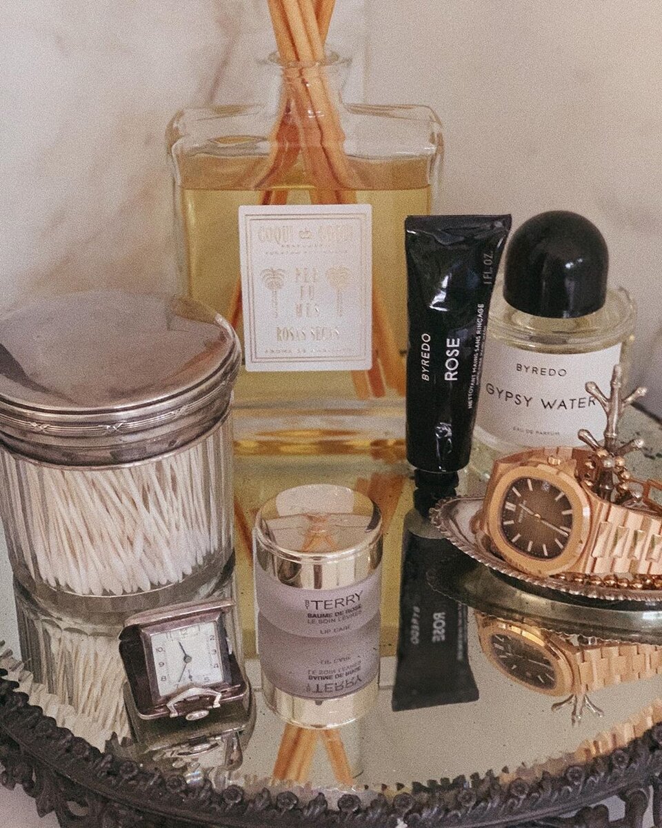 флакон Gypsy Water на столике модели, фото из Инстаграм-аккаунта Роузи, май 2019
