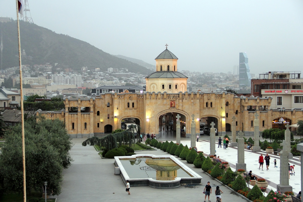 Грузия. Тбилиси. Виды от собора Пресвятой Троицы. Дата съемки: 27.07.2018.