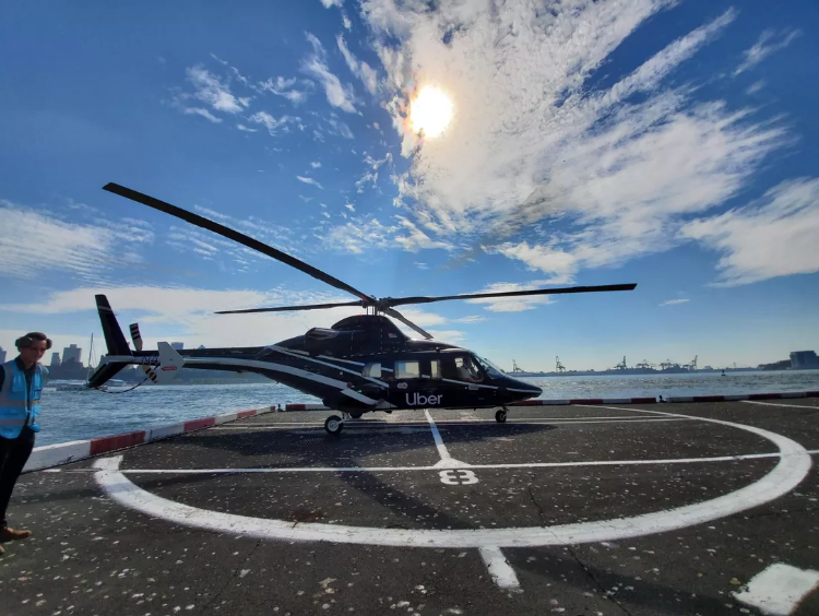 Прекрасный день ... для поездки в аэропорт?  
Тим Стивенс / Roadshow