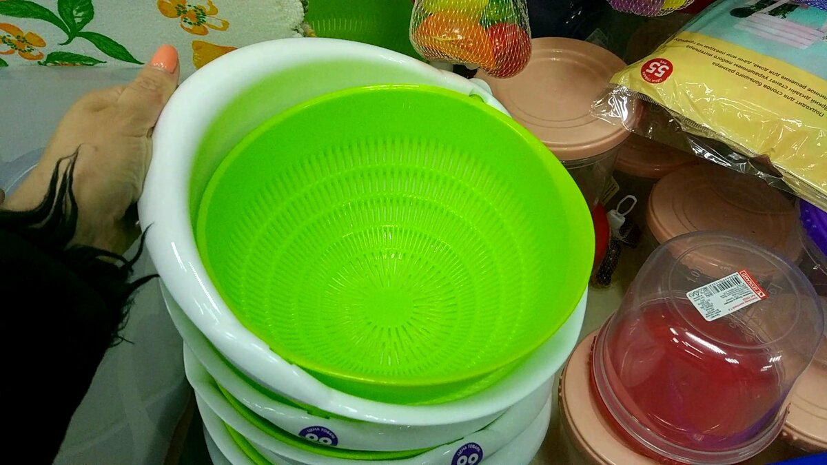 Дуршлаг для крупы 99 рублей пластиковый, зеленого цвета. Удобная ручка с одной стороны, и слив с другой!Считаю очень удобная вещь на кухне!