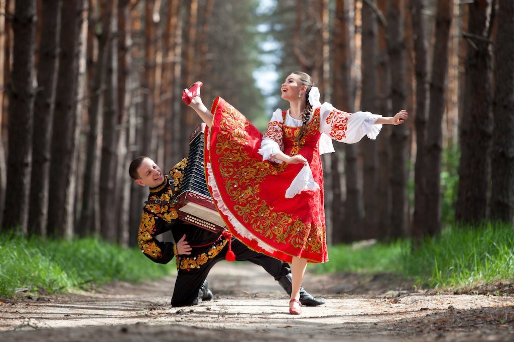 Русский народный танец девушки. Народные танцы. Русские народные пляски. Русский танец. Русский традиционный танец.