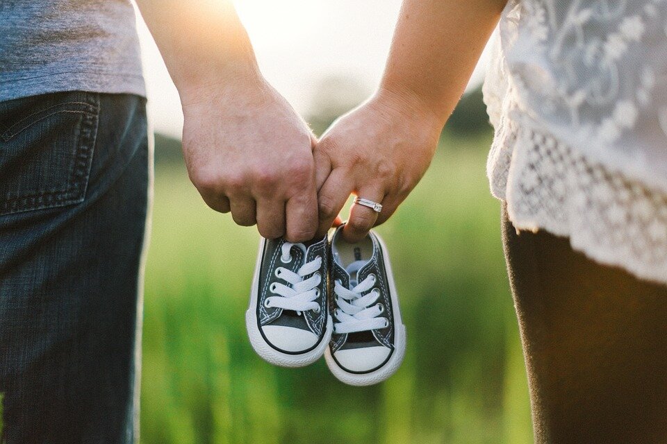 https://pixabay.com/photos/holding-hands-shoes-little-baby-918990/