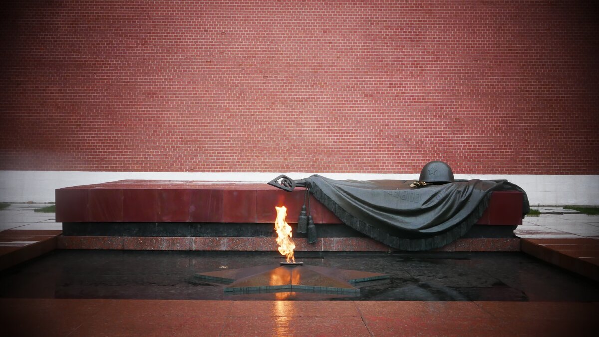 Великая Отечественная Война – самая масштабная и кровопролитная война в истории нашего государства. Ценой неимоверных усилий и потерь наш народ выдержал тяжелейшее испытание и одержал Великую Победу. Без сомнения, подвиг, совершенный нашими предками будет жить вечно в наших сердцах. Каждая семья нашей страны хранит память о своих родственниках, о их подвигах, мужестве и безграничной любви к Родине.В 1965 году на территории нашей школы установлен памятник Наташе Качуевской(скульптор Л.А. Островская). 