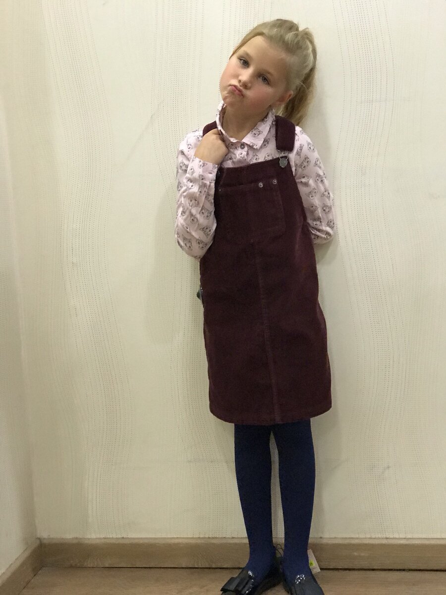 Фото из личного архива. Вот такие колготки Полина носит в школу. Плотные капроновые, синего цвета.