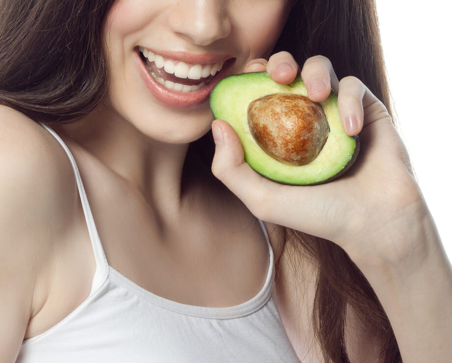 – снижают уровень вредного холестерина;
– регулируют и нормализуют обменные процессы;
– способствуют легкому усвоению витаминов и ненасыщенных кислот;
– поддерживает оптимальный уровень глюкозы;
– обеспечивают профилактику атеросклероза.
Благодаря жирам фрукт повсеместно используется для изготовления масла, которое содержит намного больше белка, чем творог и нежирное мясо. Многие люди задаются вопросами относительно масла авокадо – каковы его польза и вред, как принимать. Стоит отметить, что продукт допускается употреблять внутрь, а также использовать для наружного применения при ежедневном уходе за кожей, ногтями и волосами.
Масло из авокадо обладает антигрибковыми, ранозаживляющими и омолаживающими свойствами. Благодаря лецитину оно способствует полноценному функционированию сердца и почек, а за счет большого числа стеринов дает высокий эффект при лечении органов мочеполовой системы, печени и желчного пузыря. Наружное применение масла на кожных покровах оказывает омолаживающее действие и повышает способность кожи к регенерации.
Что касается свежих плодов, то наряду с полиненасыщенными жирами, они богаты антиоксидантами и витаминами группы В, которые в комплексе обеспечивают огромную пользу авокадо для человеческого организма. При регулярном употреблении фрукта можно рассчитывать на множество благотворных воздействий:
предупреждение появления холестериновых бляшек;улучшение циркуляции крови и нормализация уровня гемоглобина;укрепление глазных мышц;улучшение памяти и умственной активности;повышение сопротивляемости стрессам;поддержка правильной работы мышечных тканей;выведение из организма токсинов и свободных радикалов;профилактика онкологических заболеваний;укрепление иммунитета;нормализация артериального давления;регуляция водно-солевого баланса.Несмотря на то что авокадо достаточно калориен, он помогает избавиться от излишнего веса, поскольку снижает аппетит и создает ощущение сытости. Подобный эффект достигается за счет повышенного содержания клетчатки, которая составляет около 14 граммов на один фрукт. Как показывают исследования, похудение на диетах с полиненасыщенными жирами является более эффективным и безопасным для здоровья, нежели применение безжировых диет.
