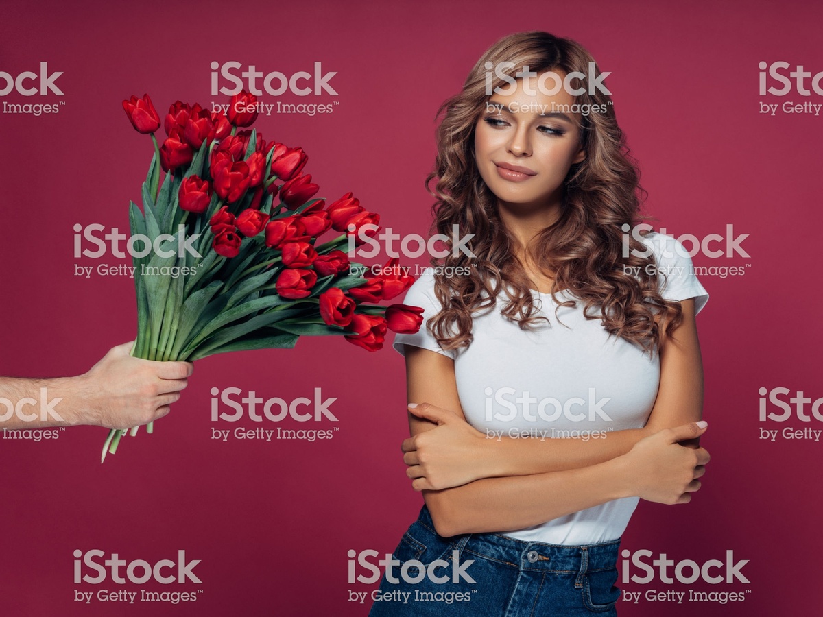https://www.istockphoto.com/ru/%D1%84%D0%BE%D1%82%D0%BE/young-girl-accepting-apology-gm1132012578-299925827