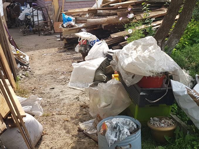 Примерно так выглядела моя территория у дома, когда я начала освобождать сарай и гараж!