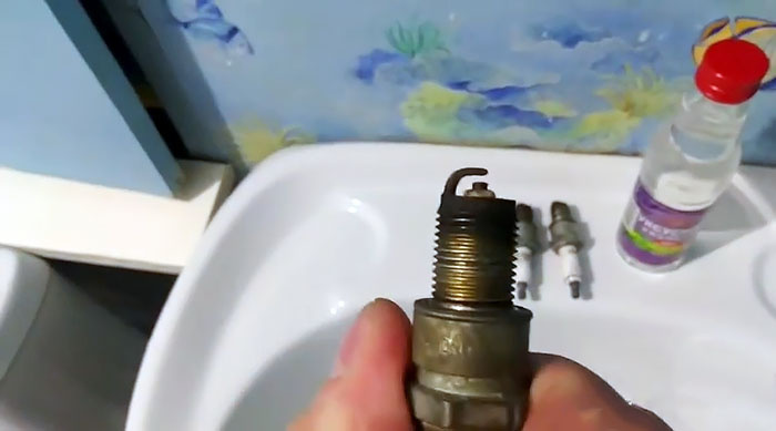  
Одной из самых распространенных причин нестабильной работы двигателя является нарушение работы свечей зажигания. Чтобы они работали всегда стабильно их нужно менять с определенным периодом. Но, к сожалению, это не панацея от этой «болезни», учитывая качество нашего топлива. Поэтому очень часто свечи «не доживают» и до половины своего срока службы. Но все же один выход есть, который позволит им дотянуть до завершающего конца - это периодическая очитка от нагара.
Предлагаю малозатратный и всем доступный способ. Сам лично пользуюсь не один год и очень доволен. В данном примере будут отмываться свечи с пробегом 20 тысяч километров.
