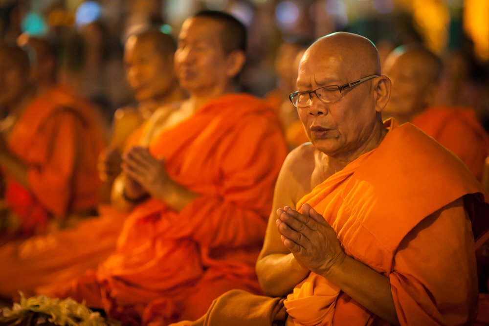 Это буддийские монахи. У них нет волос и украшений.