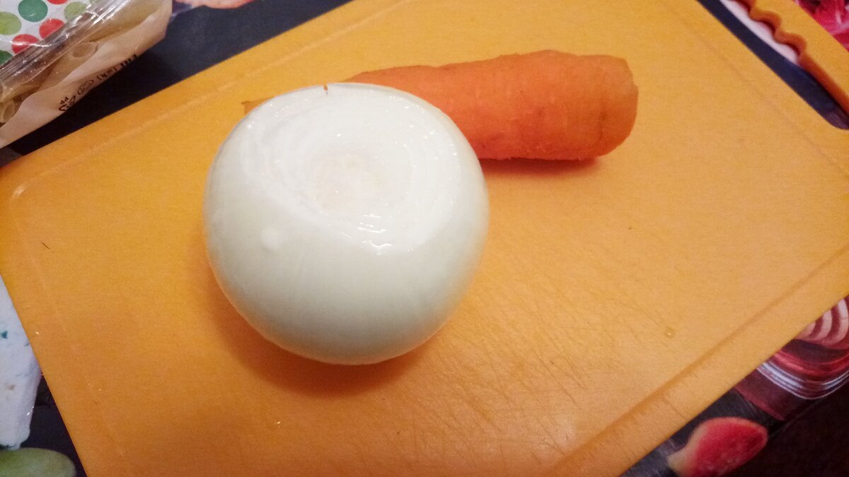 Лук и морковь.