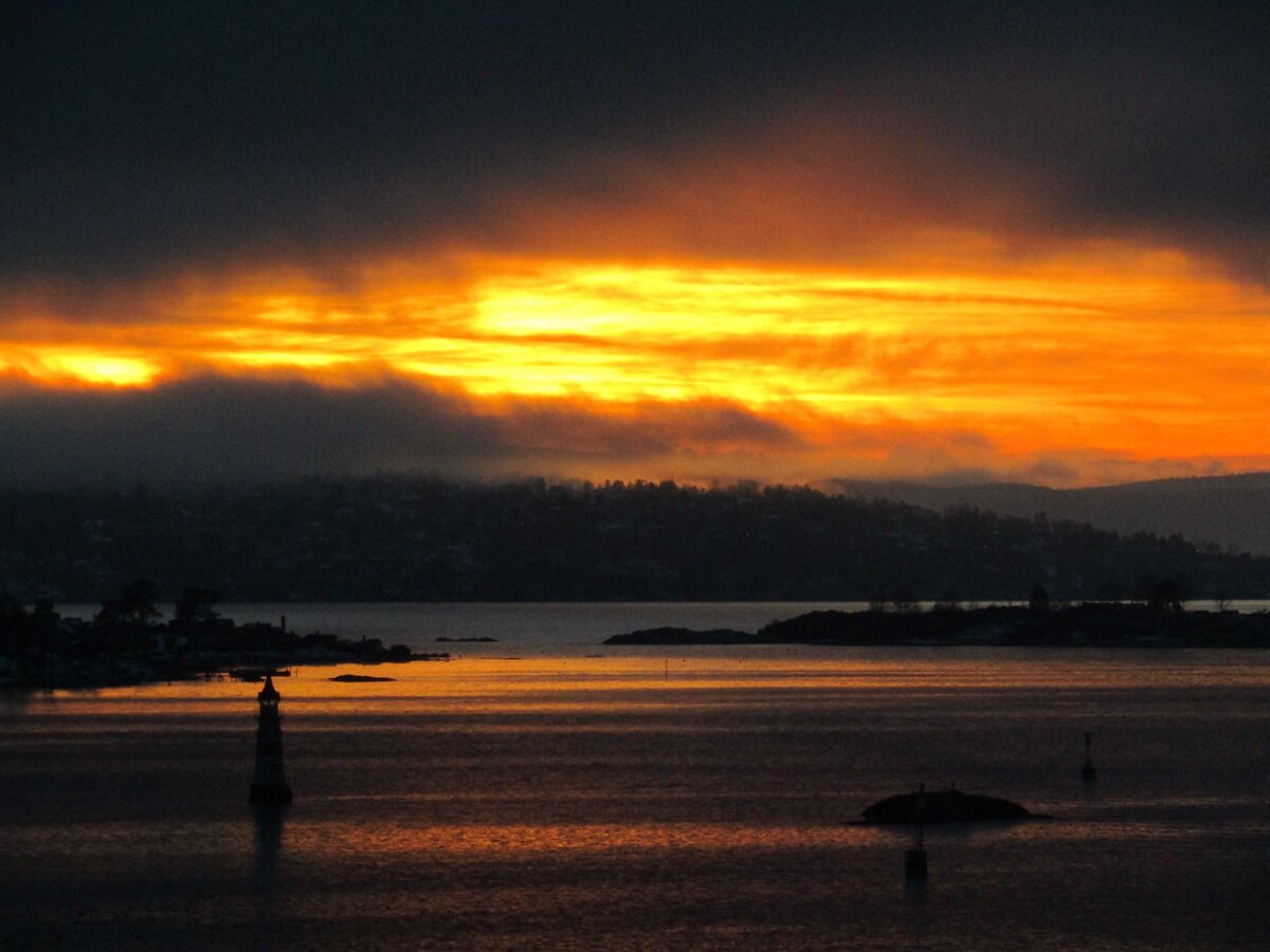 Последний закат 2018 года в Норвегии. Фото без обработки (а в реальности краски ещё ярче).