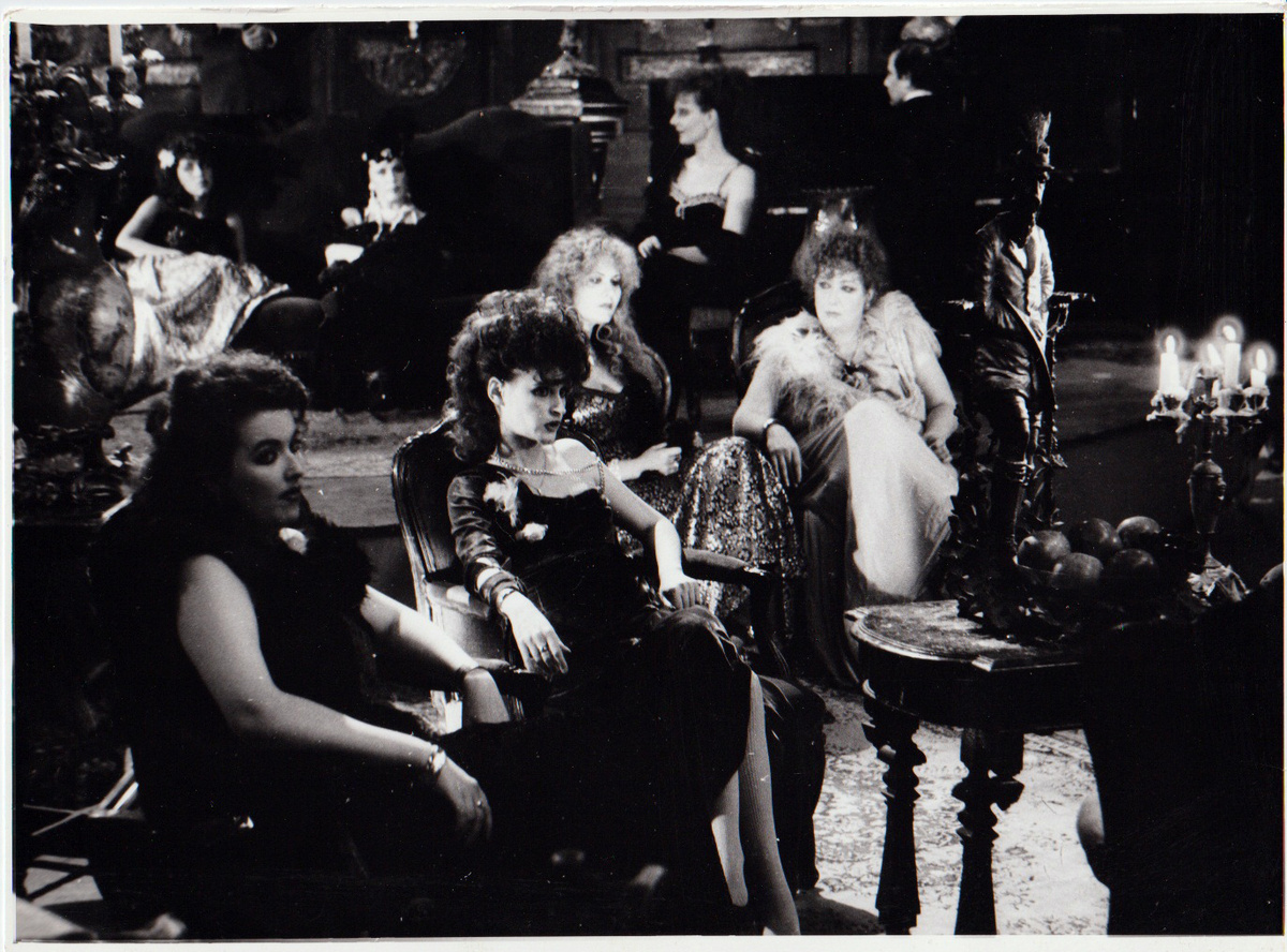 Путаны в ожидании  клиентов