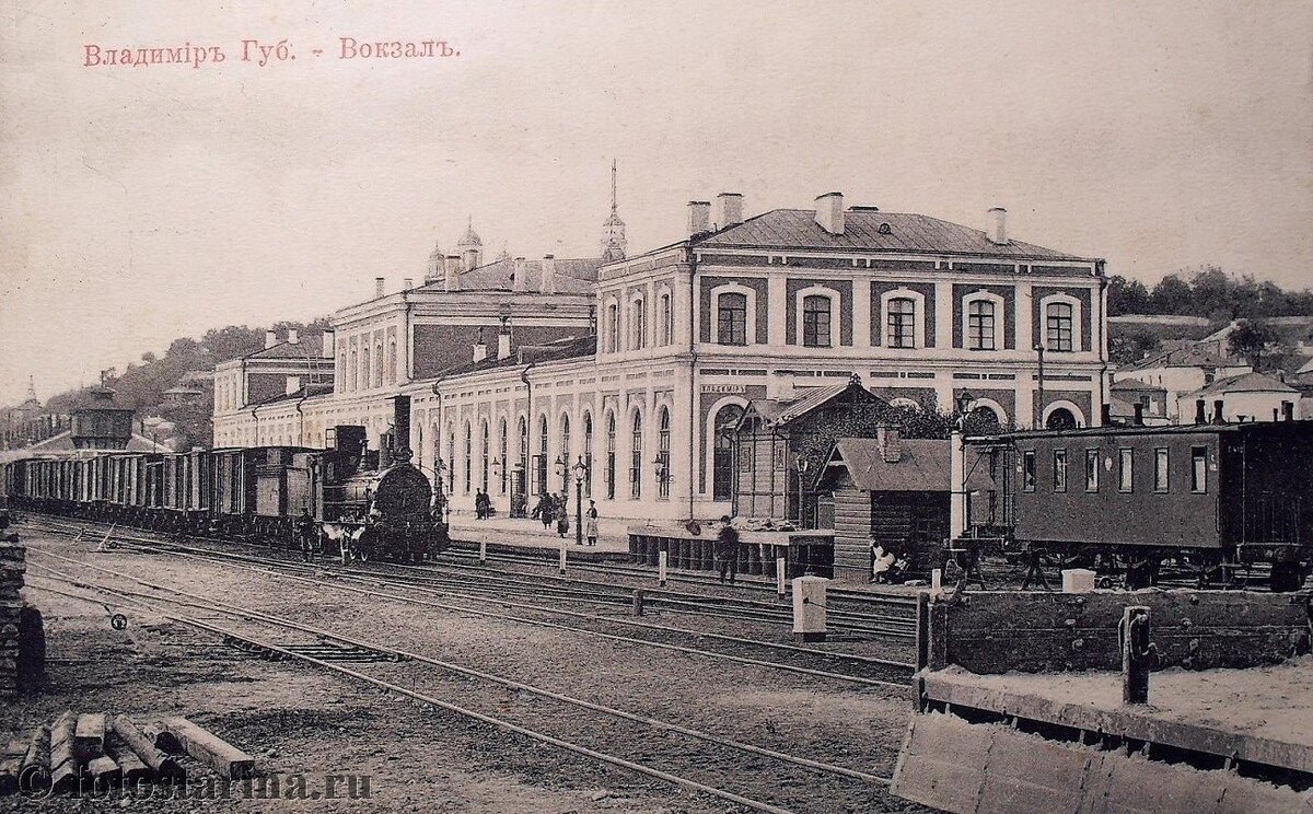 Вид на старый вокзал со стороны путей ( http://fotostarina.ru/vladimir/)