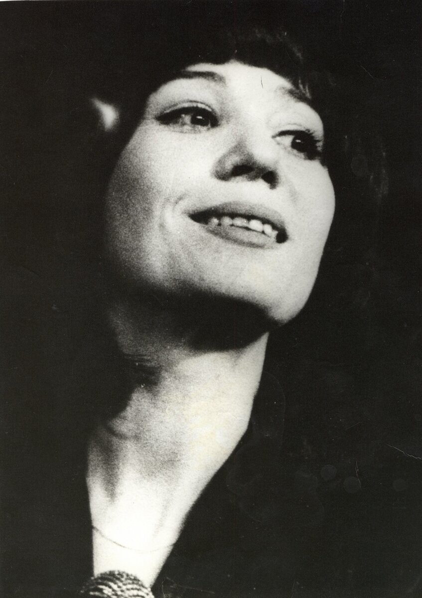 Вообще,к слову сказать, Елене Камбуровой посвящено ни одно стихотворение наших известных поэтов ,а дружбу с ней , легендарная ,и цитируемая сейчас на каждом шагу, Фаина Раневская,считала за честь, а это о многом говорит... 