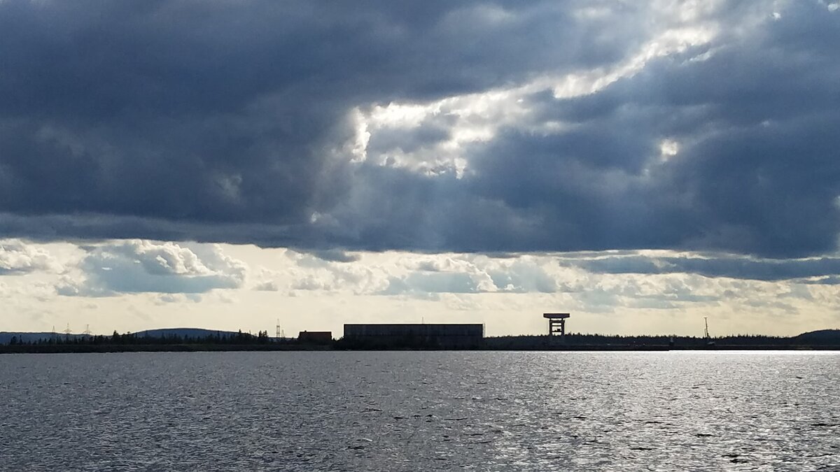 Курейская ГЭС, вид с водохранилища, длина плотины совокупно 4500 метров! (фото автора)