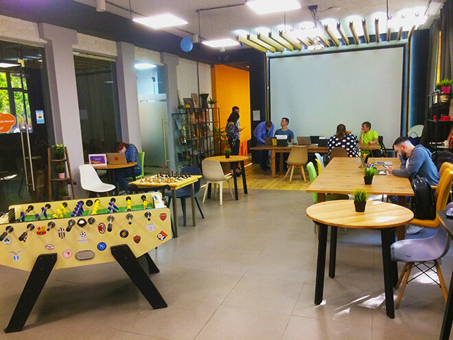 Отдыхай, кушай, общайся с коллегами.