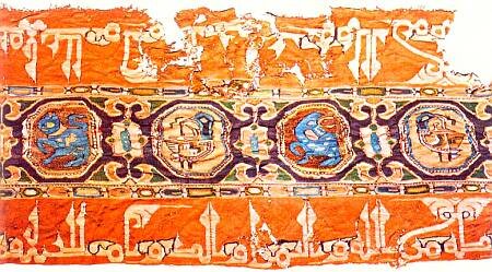 На этой ткани стилизованный текст из Корана сочетается с характерным для христианской традицией изображениями животных. Фото из интернета