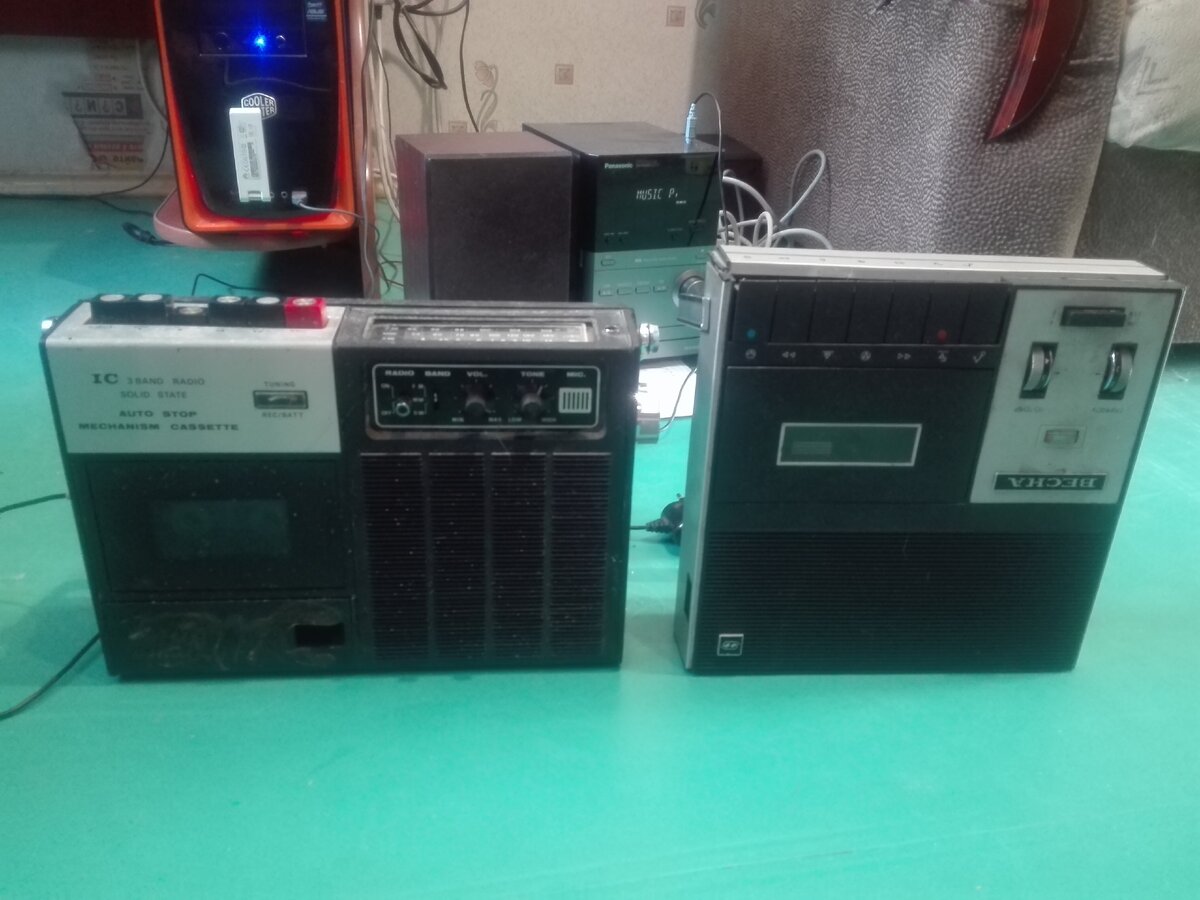 На фото справа весна, слева следующий мой магнитофон