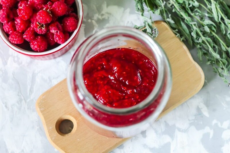 Держите ягоды во включенном блендере не  больше 2–3 минут, чтобы не перемалывать косточки. Как только малина  превратится в однородное ароматное пюре, переместите его в  полуторалитровую банку или другую емкость, которую можно закрыть.  