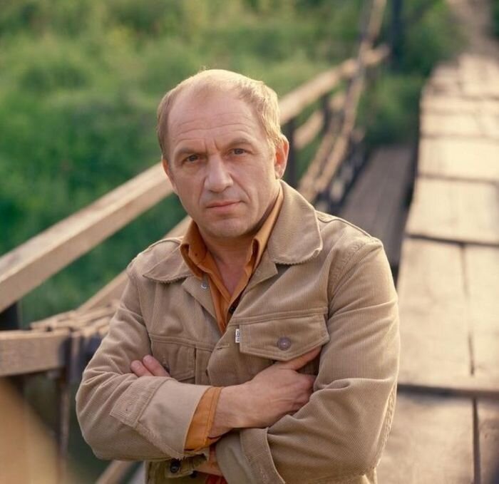 Лев Дуров. 


Несмотря на большое количество званий и наград, Лев Дуров всегда сторонился пафоса и излишнего возвеличивания. Именно он и придумал в своё время смешное слово «опустяшить». Это значило снять излишнюю торжественность, избежать пафоса и придать событию некую лёгкость, вплетая в мероприятие смешные моменты.

На своём собственном юбилее по случаю 75-летия актёр прямо на сцене устроил самый настоящий стриптиз, обнажившись перед достопочтенной публикой до единственного уцелевшего на нём огромного фигового листа, который Лев Дуров затем срывал с себя и на нём оставался точно такой же листок, только гораздо меньшего размера. Весь зал просто лежал от хохота, утирали слёзы от смеха даже самые серьёзные гости и официальные лица.