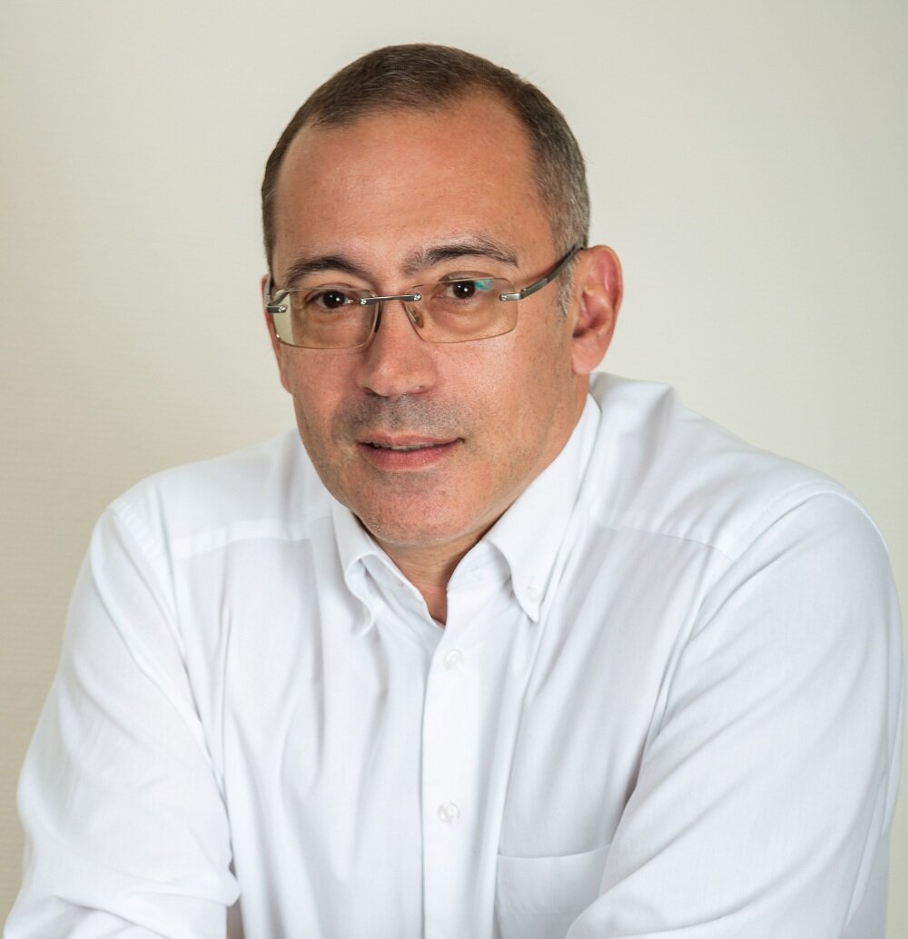 Изначально сервис "Система Забота" разрабатывался как одно из направлений деятельности компании "Леге", которая работает на рынке информационных услуг в здравоохранении и социальной сфере с 1999 года. Как рассказал "Новому бизнесу" Константин Лившиц, в 2005 году компания поставила перед собой интересную задачу – сделать аналог западной системы поддержки пожилых людей "Тревожная кнопка". По задумке, нажав кнопку на мобильном устройстве, человек связывается с врачом-оператором кол-центра, который помогает найти решение различных вопросов. А вся информация о подопечном собирается и хранится в закрытой базе данных.