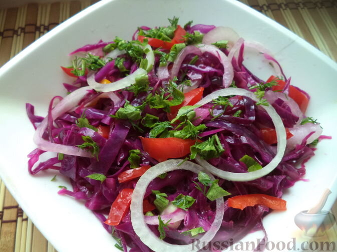 https://www.russianfood.com/recipes/recipe.php?rid=94069 В краснокочанной капусте гораздо больше витамина С и каротина, чем в белокочанной. Много в ней и других полезных веществ. Поэтому cалат из краснокочанной капусты так полезен, а вкусным и пикантным его помогут сделать добавление сладкого перца, лука и винного уксуса.