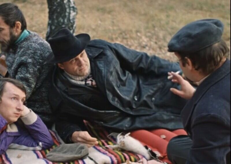 Владимир Меньшов в роли друга Гоши на пикнике. Кадр из кф "Москва слезам не верит".