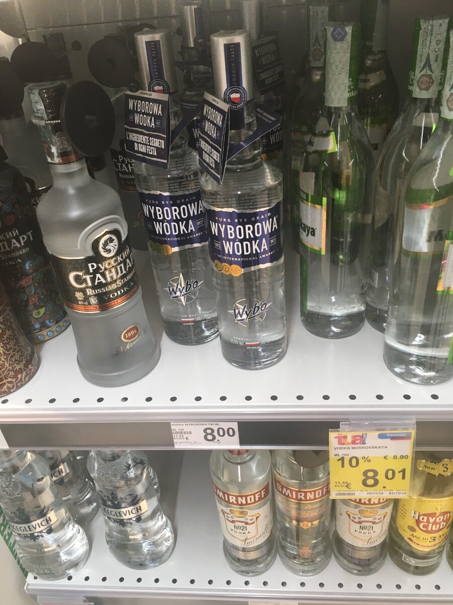 Фото: Piano Piano (ценник в кадр не попал, но "Русский Стандарт" стоит 12.90, то есть в районе 900 рублей; польская водка – самая дешёвая, всего-то 560 рублей; Smirnoff – около десяти евро)