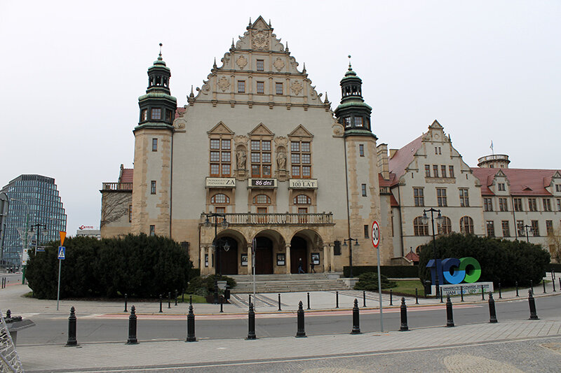 Одно из зданий университет им. Адама Мицкевича. Весной этого года отмечали 100-летие университета. 