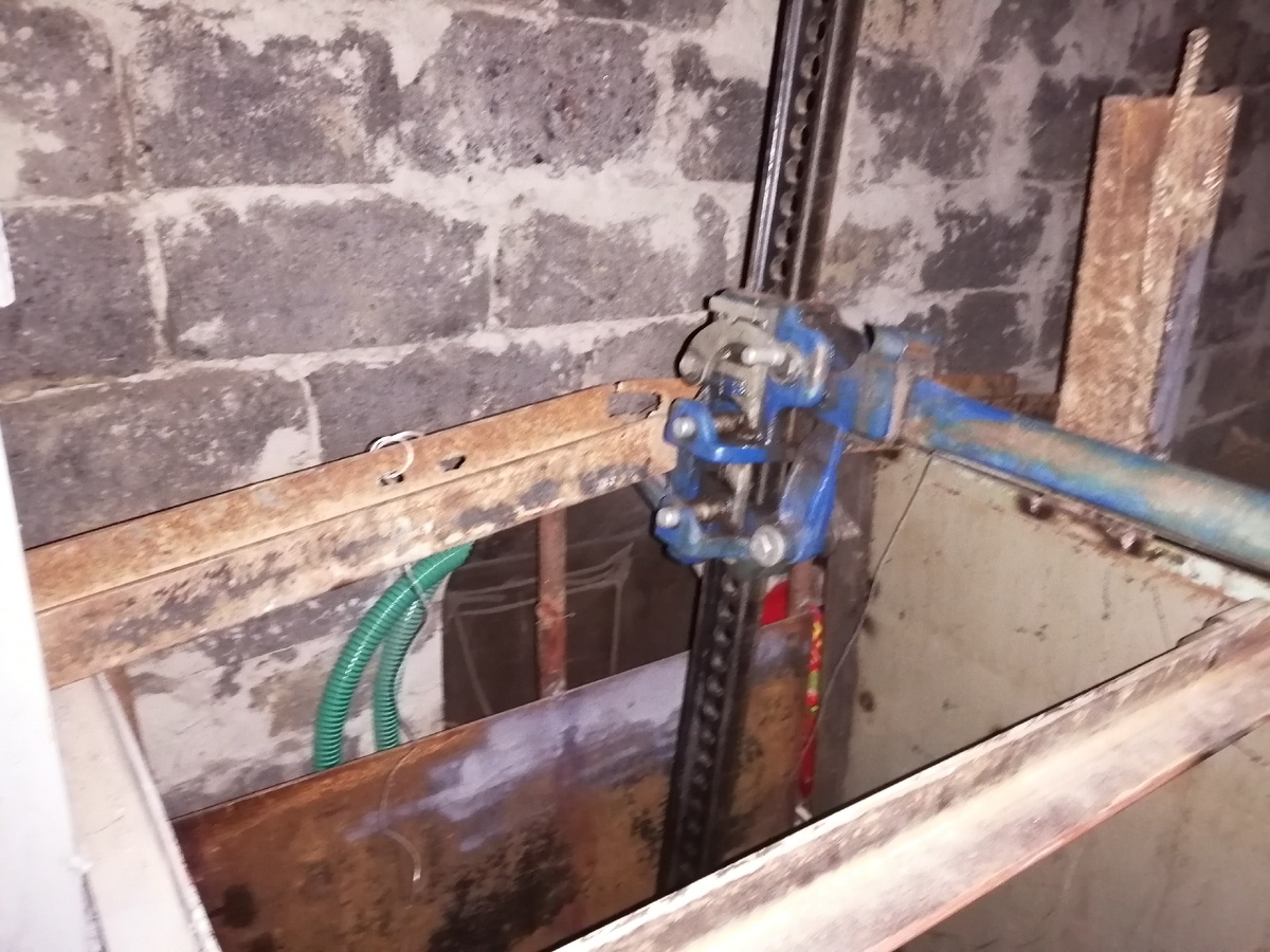 От давления швеллер просто на просто выгнуло