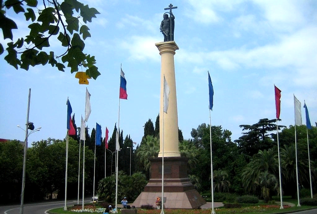 Какой памятник посвященный семье находится в сочи. Памятник Архангелу Михаилу в Сочи. Колонна Архангела Михаила Сочи. Сочи памятник Архангел. Ломающая стрелы Сочи монумент.