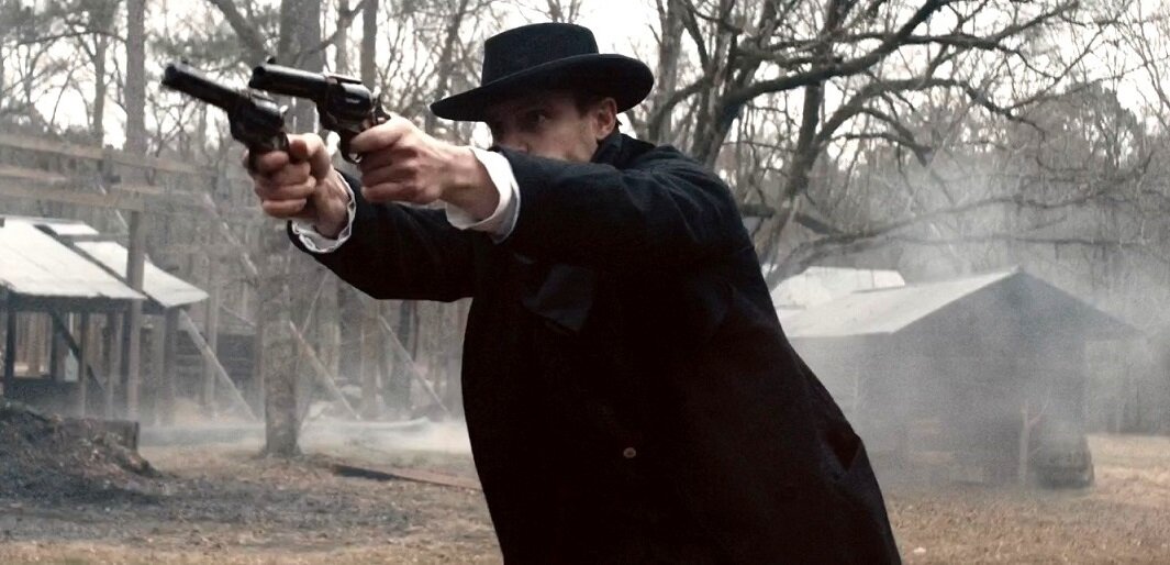 Декорации у фильма и скудненькие, и странненькие. Например, вот эти полдюжины сараев называются пафосно Испанским фортом. 