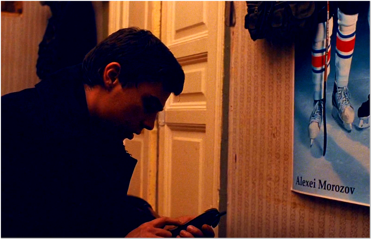 Сцена в которой у Данилы появляется телефон. (Кадр из кинофильма "Брат 2")