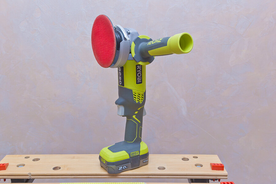 Аккумуляторная угловая шлифмашина Ryobi ONE+ R18AG. (Источник: фото автора)