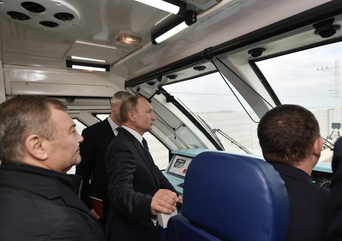 Владимир Путин руководил движением.
