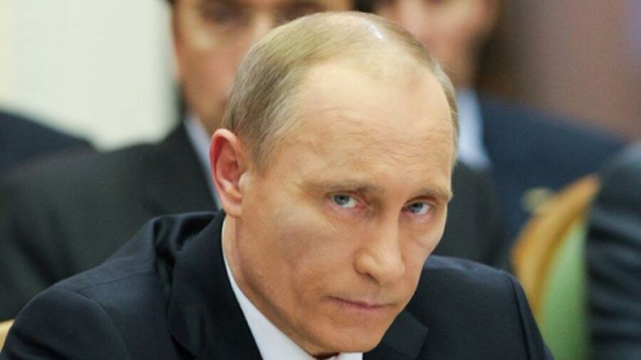 Политическая жизнь страны – это большой пласт информации, который интересует многих неравнодушных к жизни России. Сегодня многие активно интересуются социальной и политической жизнью, следят за новостями во внешнеполитической ситуации, а также активно вникают в изменения в социальной внутренней политике, которая напрямую касается граждан.

Ежедневно выходит несколько десятков постановлений правительства, а также указы, подписанные лично Президентом. Те, кто следят за нововведениями в законодательстве и мире российской политики знают, что за этот год было подписано множество указов Президентом о назначении новых должностных лиц, а также о продлении полномочий действующих министров. Изменения коснулись и соцобеспечения для некоторых категорий пенсионеров, а также большой резонанс вызвала трагедия  в Кемерово, после которой Президентом был подписан указ о трауре по всей стране, а затем и снятии с поста Губернатора той области. Глава державы лично приезжал на место пожара, где выразил соболезнования собравшимся, и это не единственная ситуация, когда главе державы приходилось резко бросать все дела и лететь на другой конец страны.

В связи с этим, многие аналитики и политологи высказывали мнение, что Президент не может решать все вопросы самостоятельно и пришли к довольно нестандартному выводу о том, что у главы державы есть двойники, которые и занимаются такими вопросами. Конечно, догадки довольно мистические, но, возможно, в них есть доля правды, если рассмотреть ситуацию более детально? Попробуем разобраться, есть ли двойники Путина на самом деле.