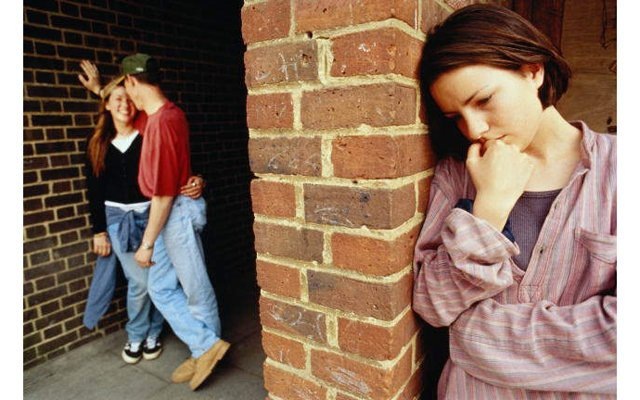 Одна девушка сильно любила парня, так сильно что ради негр была готова на многое. На одной из вечеринок, он выпил, она оказалась рядом и утром они проснулись вместе. После этого случая стали встречаться, но он не любил ее, ему просто хотелось секса, а с ней уже было можно. Девушка не долго думая решила забеременеть, она думала что так он навсегда будет рядом с ней, но как она ошибалась. Девушка забеременела, они поженились и стали жить с его родителями, но счастья не было ни дня в их семейной жизни. Парень все реже приходил домой, все чаще стал пить. Родился мальчик, бабушки были в восторге, но кроме них, этот ребенок не был нужен ни кому. Его отец гулял на лево и на право, пил, работал еле еле, что зарабатывал, то пропивал, а его мать, та девушка, устав от нелюбви, стала искать любовь на стороне, но не везло ей никак, никто не любил ее, только использовали и все. Мальчик рос в нелюбви и практически не видел своих родителей.
Неожиданно этой семейной паре повезло, бабушка парня переехала к своей дочери, его матери, а в ее квартиру заселились парень девушка и их ребенок. Став жить отдельно они некоторое время пытались вести обычный семейный образ жизни, но длилось это недолго не больше недели, потом начались пьянки, друзья и любовники и любовницы.
Бывали ситуации когда мать запиралась со своим любовником в одной комнате, а отец с любовницей в другой, ребенок сидел закрытым в ванной. Мальчик рос как маугли, вечно грязный и голодный, до тех пор, пока одна из бабушек не забрала его к себе.
Родители ребенка продолжали вести веселый образ жизни, пока однажды не вспыхнула драка между мужем и сожителем жены, в итоге, мать мальчика и ее любовник были убиты, а его отца посадили на десять лет. Так закончилась жизни семьи где муж не любил жену, а жена была глупа, но любила мужа.
Мальчик вырос у бабушки. Когда его отец вышел из тюрьмы он стал совсем другим человеком, не пил, стал жить с женщиной, работать и старался загладить свою вину перед сыном, ну а сын его особо ни в чем не винил, он просто не помнил то время разгула его семьи. Вскоре у его отца родилась дочь, и он все свое время старался проводить с ней, на зоне он научился ремонтировать машины и они с сыном открыли СТО, наконец то в жизни парня поселилось счастье, тихое и спокойное, он понял как сильно ненавидел свою первую жену, считал что она испортила всю его жизнь, и только за сына он ей был благодарен. Ту свою жизнь он не вспоминает, забыл, а родители его первой жены его давно прокляли, ведь девушка была единственным ребенком в семье.