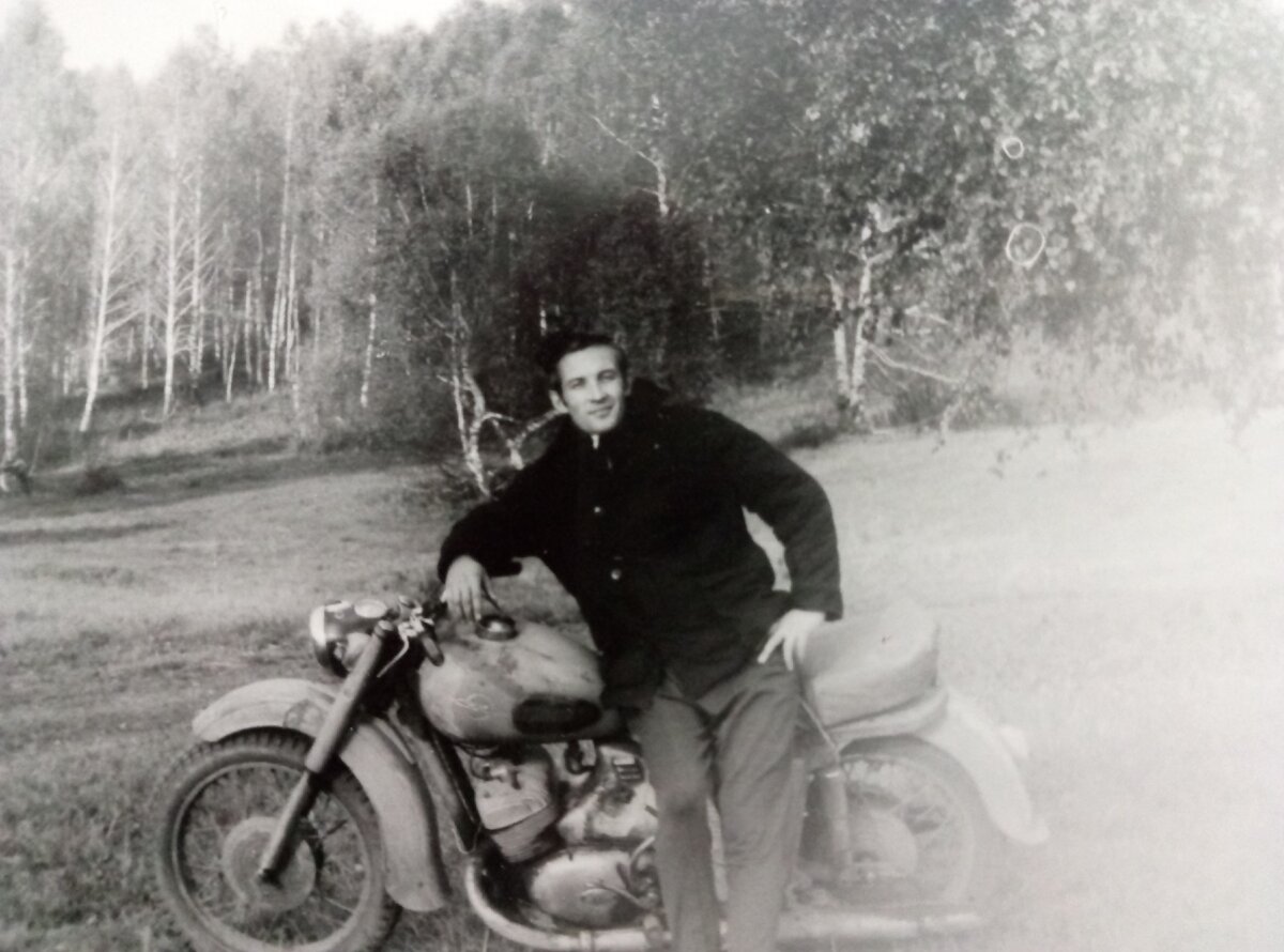 Мой стальной конь "Иж-Юпитер2". Сколько я заборов в селе на нём завалил :)