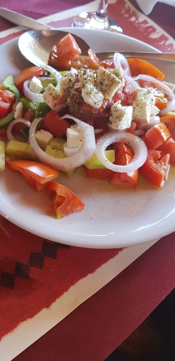 Салат, почти как дома, но с греческой душой...