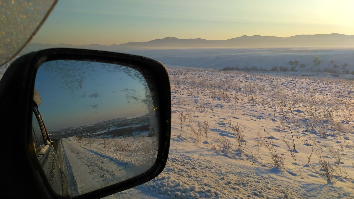 Остатки инея вокруг зеркала