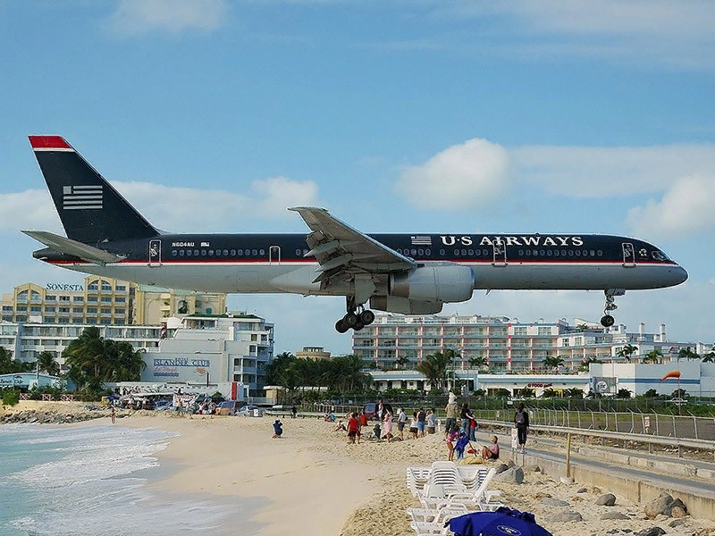  Один из крупнейших транспортных узлов Карибского региона. Входит в десятку самых опасных аэропортов мира. Расположен на острове Святого Мартина.