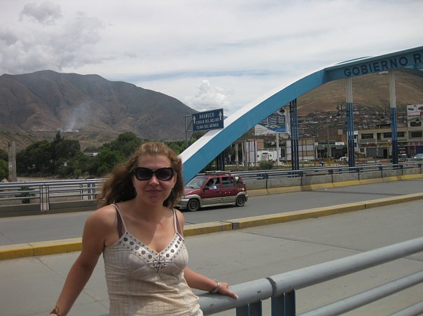 На заднем плане висит щит, на котором написано «Huanuco es cuidad del mejor clima del mundo», что означает «Уануко – город с лучшим в мире климатом».

Жители Уануко могут по праву считать свой город одним из лучших в плане климата. В большинстве мест на планете теплый климат означает комфортные +20 – + 27 – весной-зимой-осенью, и +40 и выше – летом. В Уануко круглогодично +20 – +28, только зимой по ночам температура может падать до +15, заставляя местных жителей одевать сапоги и кожаные куртки.