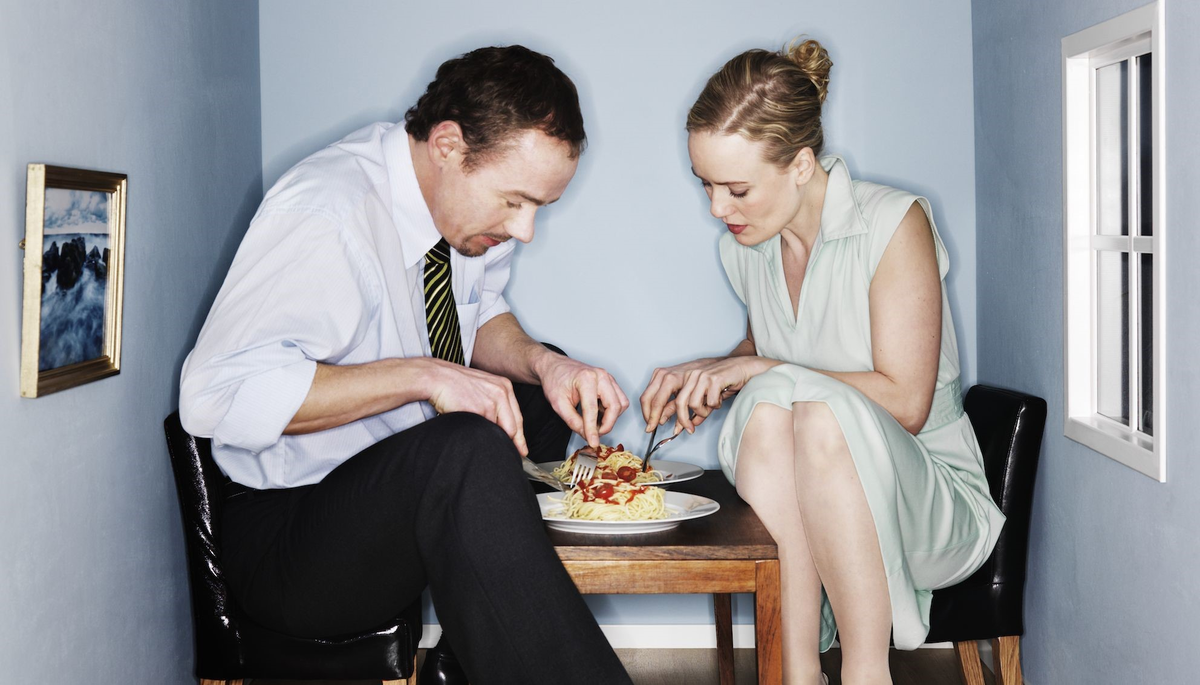 тесная комната. очень тесно. тесно в комнате. тесно фразеологизм. коро человек.