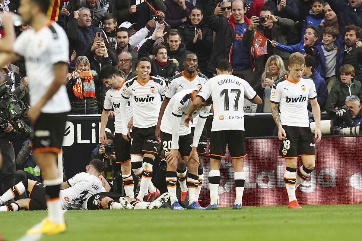 "Валенсия" на своём поле переиграла "Барселону".