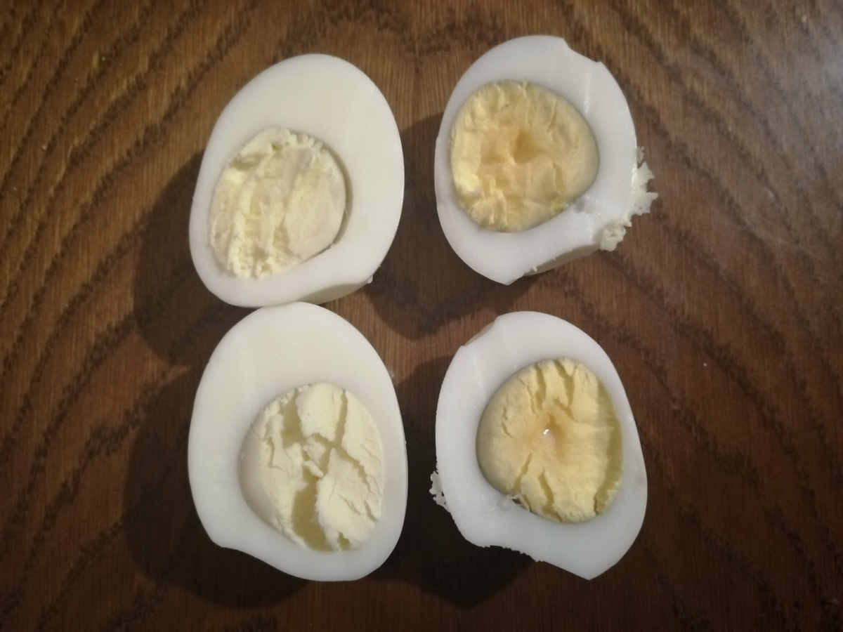 Разница между домашним яйцом и фабричным. Яйцо домашнее испачканное. Как отличить натуральное яйцо от искусственного китайского. Как отличить домашнее яйцо от покупного внешне.