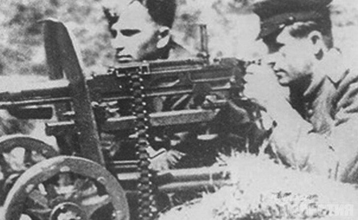 Г. Сергеев обучает бойца-переменника 8-го ОШБ