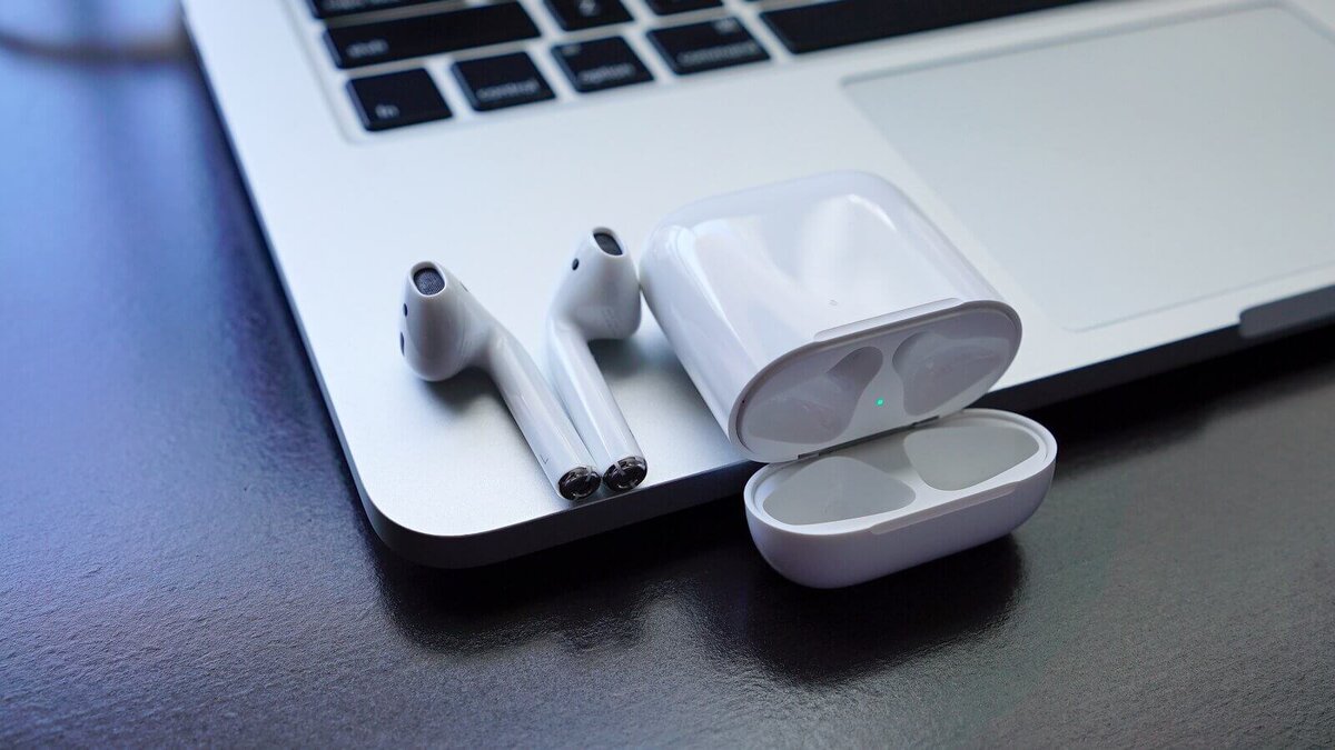 Оригинальные AirPods. Фото с сайта https://mobidevices.mediasole.ru/