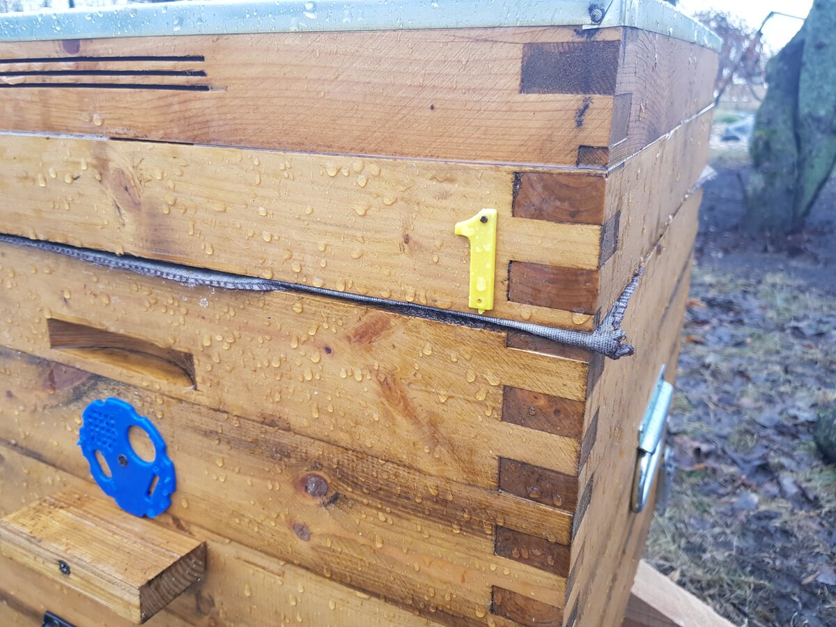 Подкрышник наверное чуть повело, раньше плотно садился и прижимал холстик.